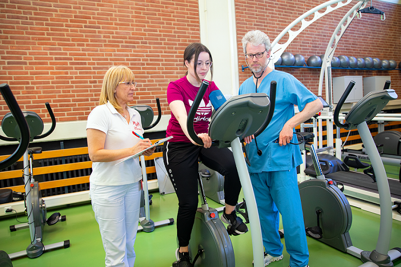 Lidia Teixido und Sportwissenschaftler Thomas Korting messen Puls und Blutdruck der Patientin auf dem Ergometer. 